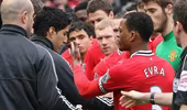 Suarez gửi lời xin lỗi tới Evra