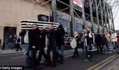 CĐV Newcastle mang quan tài đi biểu tình