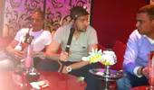 Ngôi sao Arsenal hút shisha cùng “kẻ thù”