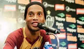 Ronaldinho trả giá đắt vì một lon Pepsi
