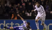 Real Madrid và Barcelona nhọc nhằn giành 3 điểm 
