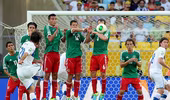 Chicharito không thể giúp Mexico thoát thua