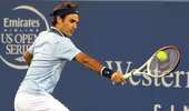 Dùng lại vợt cũ, Federer giành chiến thắng