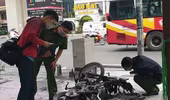 Chiếc xe máy cháy rụi trên đường Nguyễn Trãi