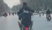 Phạt hơn 4 triệu đồng đối với 2 nam thanh niên 'bốc đầu' xe máy