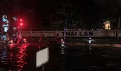 Video: Hà Nội phố biến thành sông sau mưa lớn