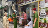 [Ảnh] Công an Hà Nội vận động chủ các cửa hàng ăn, uống chỉ bán mang về, đóng cửa cắt tóc gội đầu