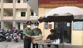 Công đoàn Công an Hà Nội trao tặng nước sát khuẩn tay cho 17 đơn vị và chốt cách ly