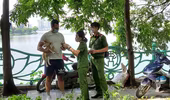 Công an Hà Nội tuyên truyền phòng, chống ma túy và cấp phát tờ rơi song ngữ