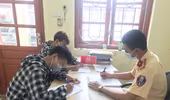 Công an huyện Phúc Thọ xử phạt 2 nam thanh niên "bốc đầu" xe máy