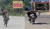 Hai gã trai 'bốc đầu' xe máy bị phạt gần 14 triệu đồng
