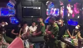 Đột kích kiểm tra quán karaoke phát hiện 27 nam nữ đang 'bay lắc' 