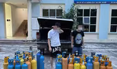 Hai nam thanh niên chở 57 bình khí N20 vào Hà Nội lúc rạng sáng