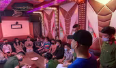 Đột kích quán karaoke, phát hiện 10 nam nữ đang "bay lắc"