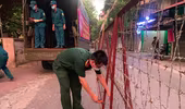 [Clip] Lực lượng chức năng tháo rào phong tỏa tại 2 phường với 21.000 dân tại quận Đống Đa