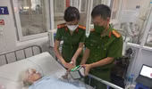 Đến tận giường bệnh cấp căn cước công dân gắn chíp cho cụ bà 90 tuổi 