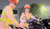 Những 'bóng hồng' của Công an Hà Nội cùng đồng đội xuyên đêm xử lý vi phạm nồng độ cồn