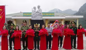 Hơn 200 cán bộ, nhân dân vùng biên tham dự lễ khánh thành tượng đài “Bác Hồ với chiến sĩ Biên phòng” 