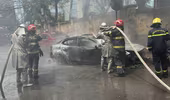 Xe ô tô đỗ trong ngõ bất ngờ bốc cháy dữ dội