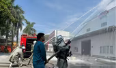 Khống chế đám cháy giả định, cứu người bị nạn tại nhà máy Công ty Cổ phần Tập đoàn Sunhouse