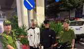 Cảnh sát phản ứng nhanh khống chế hai đối tượng mang hung khí hành hung người đi đường