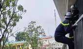 Kịp thời cứu hộ một học sinh bị mắc kẹt ngoài lan can tòa nhà 3 tầng