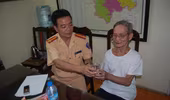 CSGT giúp đỡ cụ ông 84 tuổi lạc giữa phố đêm về nhà