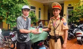 Cảnh sát giao thông tìm lại tài sản trị giá 100 triệu đồng của người đi giao hàng đánh rơi