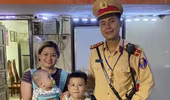 Bé trai lạc mẹ, được Cảnh sát giao thông đưa về tận nhà