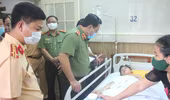 Giám đốc Công an Hà Nội thăm chiến sỹ CSGT bị thương nặng khi giúp người dân phòng ngừa tai nạn