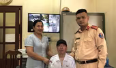 Người đàn ông hay quên, được Cảnh sát giao thông đưa về nhà