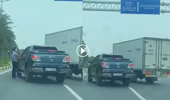 Truy “nóng” 2 chiếc xe ô tô chèn ép nhau trên đường Võ Nguyên Giáp 