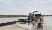 Bắt quả tang tàu hàng trăm tấn hút cát trái phép giữa sông Hồng