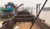 Thêm tàu “khủng” khai thác cát trái phép trên sông Hồng bị phát hiện lúc rạng sáng