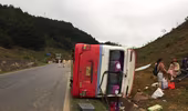 Xe khách đâm vào vách núi, 2 người thương vong