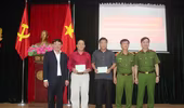 Trao sổ tiết kiệm cho thương binh, thân nhân các gia đình liệt sỹ thuộc lực lượng Cảnh sát hình sự