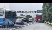 Cảnh sát giao thông giúp người dân gặp sự cố khi đi xe khách trên cao tốc