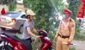 Người đi đường “tâm phục” khi CSGT phạt vi phạm không đeo khẩu trang phòng dịch
