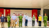 Tặng hàng trăm suất quà cho các hộ dân nghèo nơi vùng dịch Covid-19