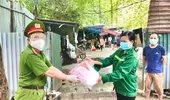 Công an phường Mai Dịch trao quà, san sẻ khó khăn với sinh viên, người lao động nghèo trong mùa dịch Covid-19