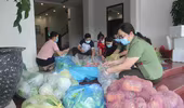 Chuyển từng túi nhu yếu phẩm tới các sinh viên, người lao động nghèo trong mùa dịch