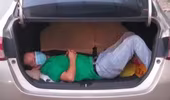 Nhét đồng hương vào cốp xe ô tô để thông chốt nhưng không thành