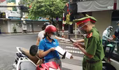 Siết chặt kiểm tra ra giấy đi đường trên toàn bộ các tuyến phố cổ