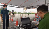 Phòng CSGT hướng dẫn người dân cài đặt, quét mã QR code tại 23 chốt kiểm soát ra vào Thủ đô