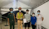 Đánh rơi ví tại chốt kiểm dịch Covid-19, người dân được CSGT giúp đỡ