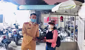 Đánh rơi ví tiền, người phụ nữ may mắn được Cảnh sát giao thông giúp đỡ 