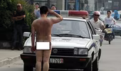 Khỏa thân giữa đường, chọc ghẹo cảnh sát