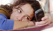 Những nguy cơ sức khỏe do "nghiện" điện thoại di động
