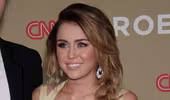 Miley Cyrus bác bỏ tin đồn bơm ngực