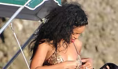 Rihanna diện bikini khoe ngực... phẳng